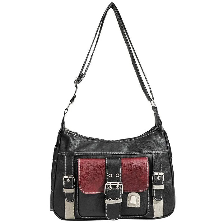 Borsa a tracolla in pelle nera con dettagli rossi e fibbie argentate, tasca frontale, design elegante e moderno, accessorio moda donna.