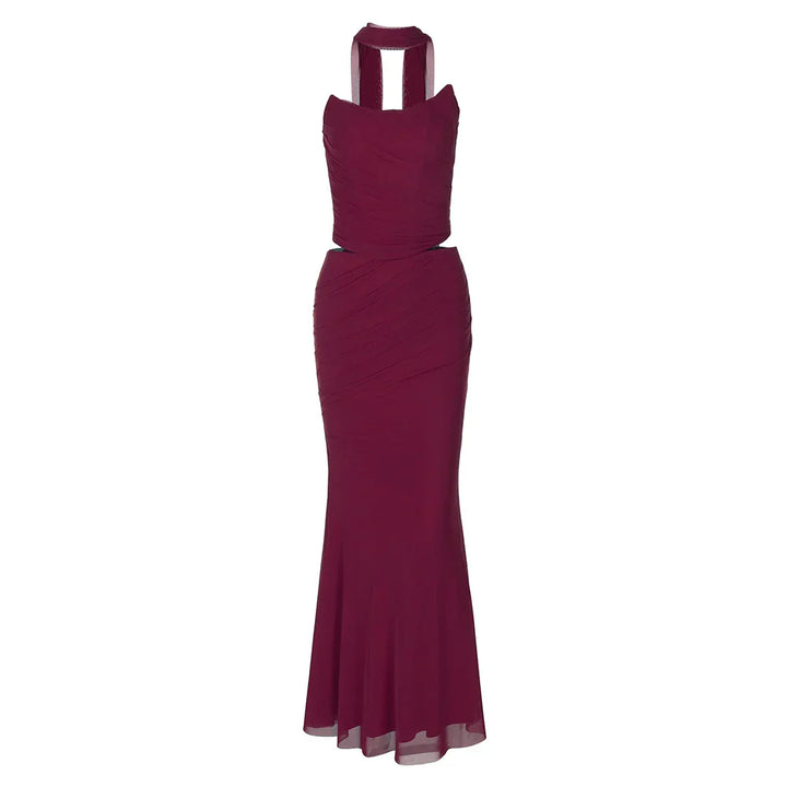 Abito lungo elegante bordeaux senza maniche, con scollo a cuore e dettagli drappeggiati, perfetto per cerimonie e serate speciali.