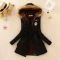 Giacca invernale donna con cappuccio in pelliccia sintetica, colore nero, elegante e calda, ideale per moda autunno-inverno.