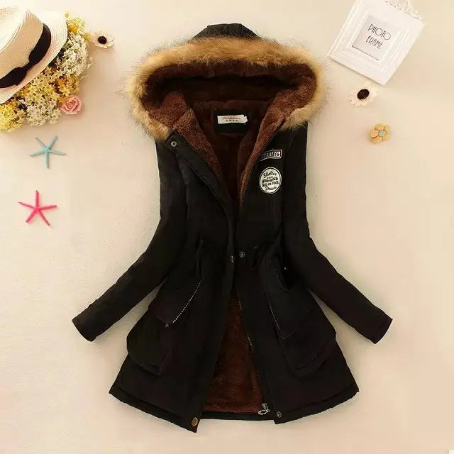Giacca invernale donna nera con cappuccio foderato in pelliccia sintetica marrone, tasche frontali, decorazioni patch. Elegante e calda.