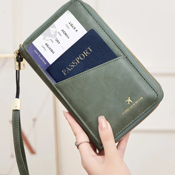 Portafoglio da viaggio verde in pelle con passaporto e biglietto aereo, design elegante, chiusura a zip, ideale per viaggiatori.