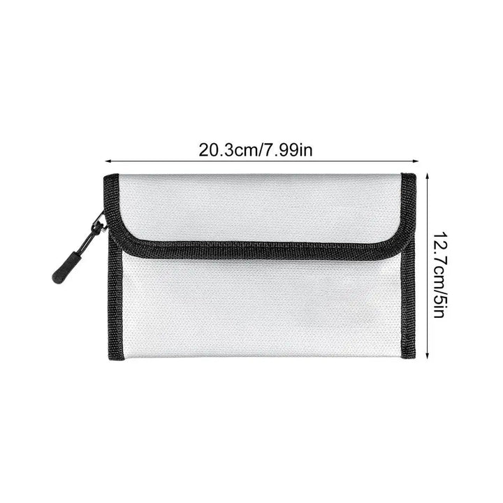 Portafoglio bianco in tessuto con cerniera nera, dimensioni 20,3x12,7 cm, ideale per organizzare documenti e denaro. Accessorio pratico e leggero.