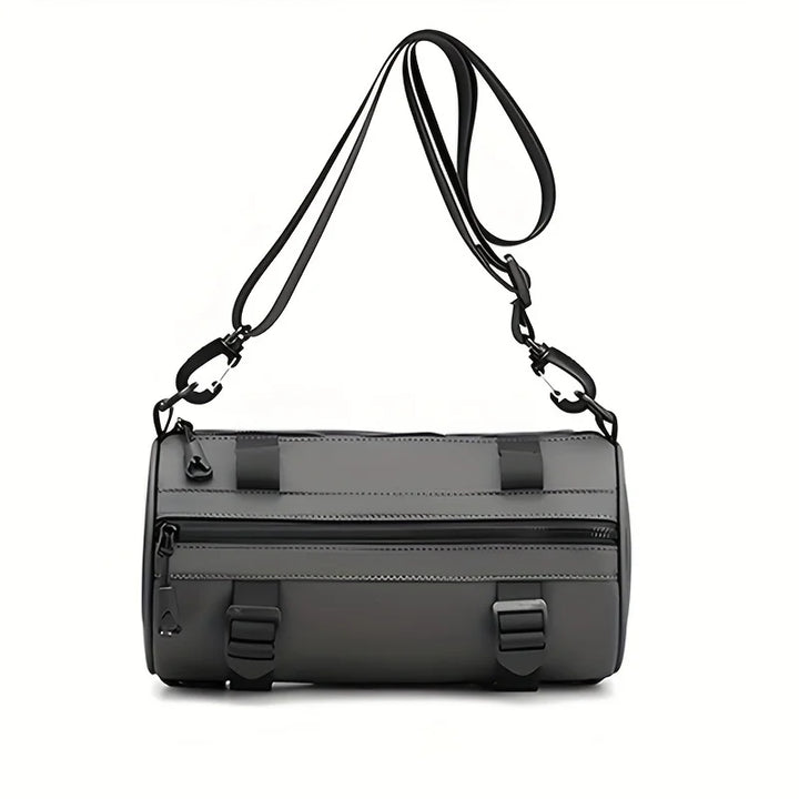 Borsa a tracolla cilindrica nera in pelle sintetica, con cerniere multiple e cinturino regolabile. Design moderno e versatile per uomo e donna.