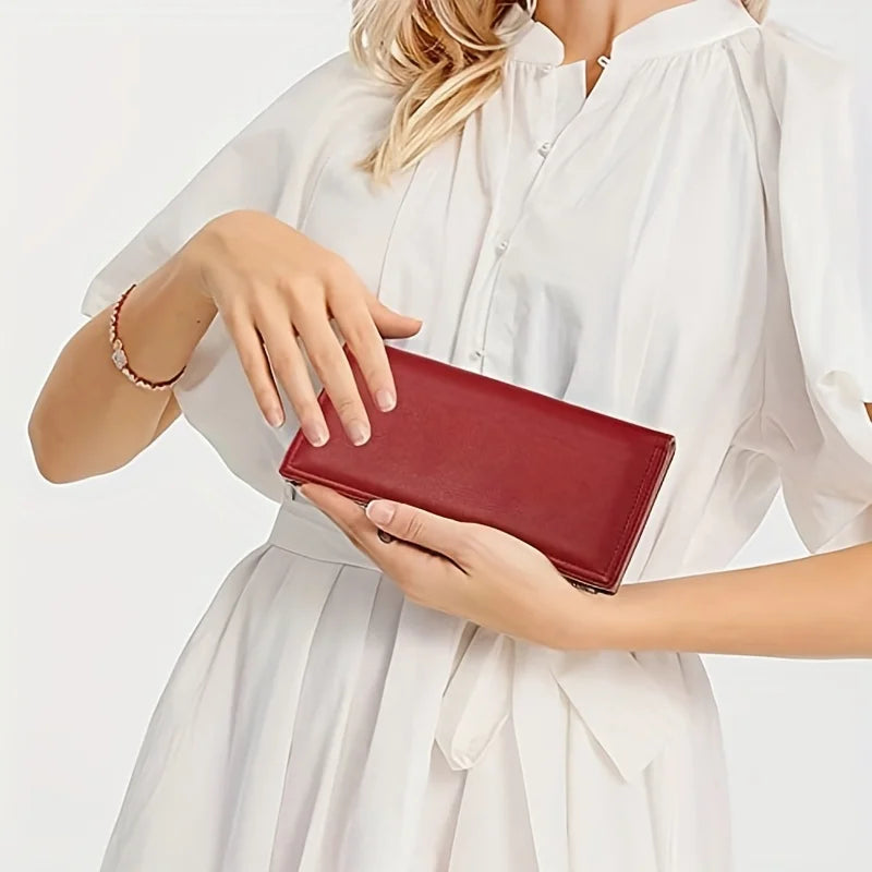 Donna con portafoglio rosso in pelle, abito bianco elegante. Accessorio moda femminile, stile sofisticato. Ideale per shopping e regali.