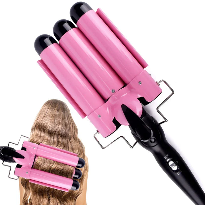 Ferro arricciacapelli triplo rosa, strumento styling capelli, onde morbide, manico ergonomico nero, ideale per acconciature professionali.