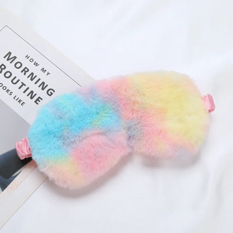Mascherina per dormire in peluche multicolore su sfondo bianco, accessorio per il sonno, morbida e confortevole, ideale per relax e riposo.