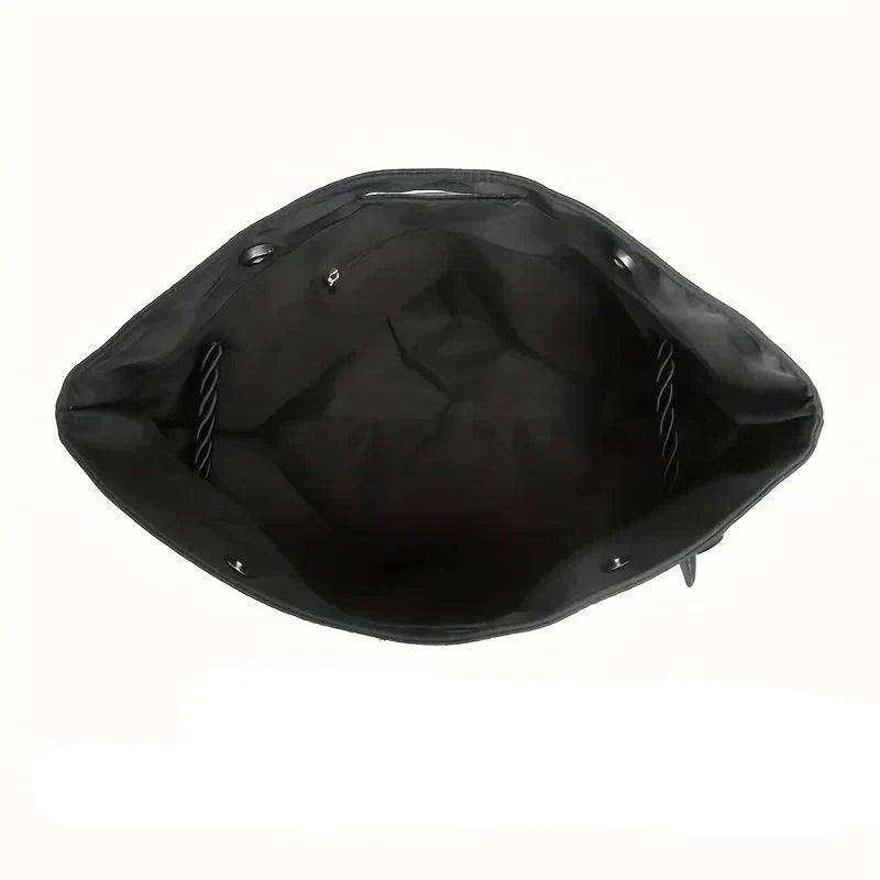 Interno borsa tote nera, spaziosa e resistente, con chiusura a zip e manici robusti. Ideale per shopping e uso quotidiano.