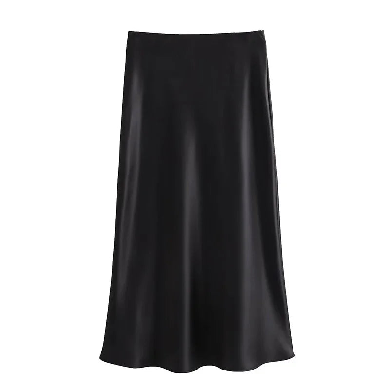 Gonna lunga nera in raso, elegante e fluida, perfetta per occasioni formali e casual. Tessuto lucido, design minimalista. Moda donna.
