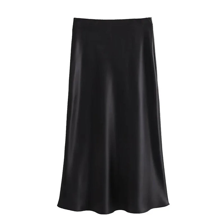 Gonna lunga nera in raso, elegante e fluida, perfetta per occasioni formali e casual. Tessuto lucido, design minimalista. Moda donna.