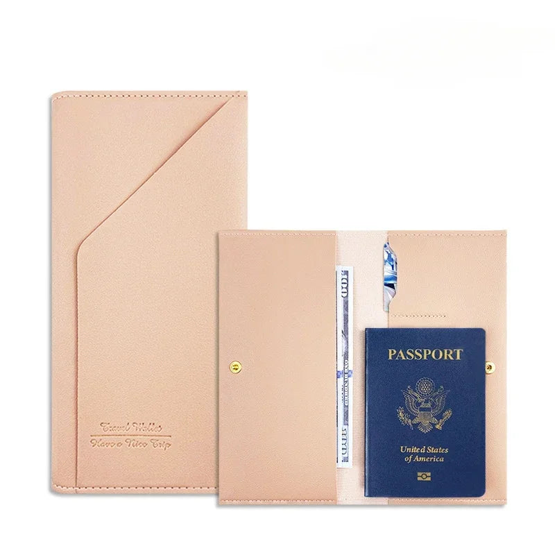 Portafoglio da viaggio in pelle beige con scomparti per passaporto USA e banconote. Design elegante e funzionale, ideale per viaggiatori.
