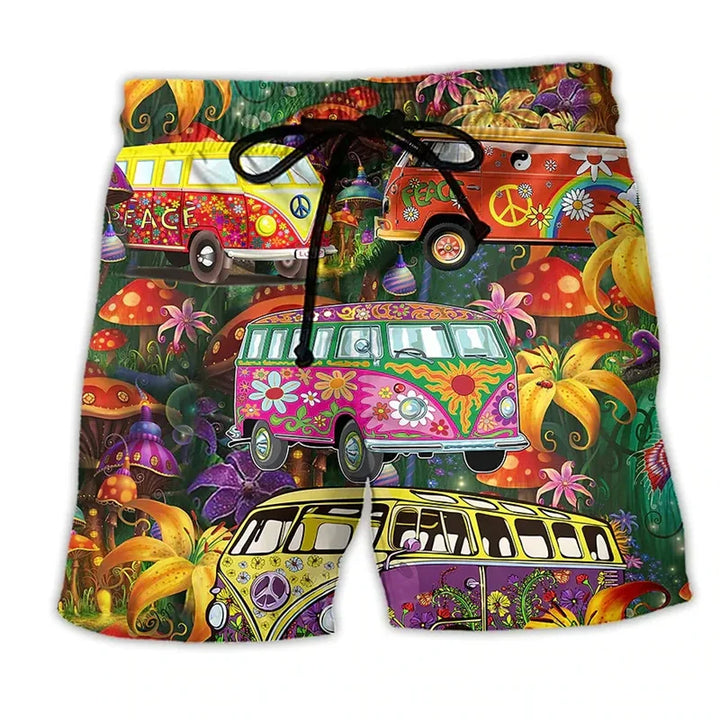 Pantaloncini colorati con stampa furgoni hippie, fiori e simboli di pace. Design psichedelico, moda estiva, stile anni '60.