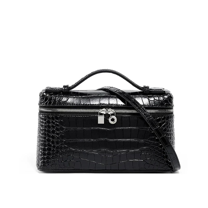 Borsa a tracolla in pelle nera effetto coccodrillo, con zip e manico superiore. Elegante accessorio moda donna.