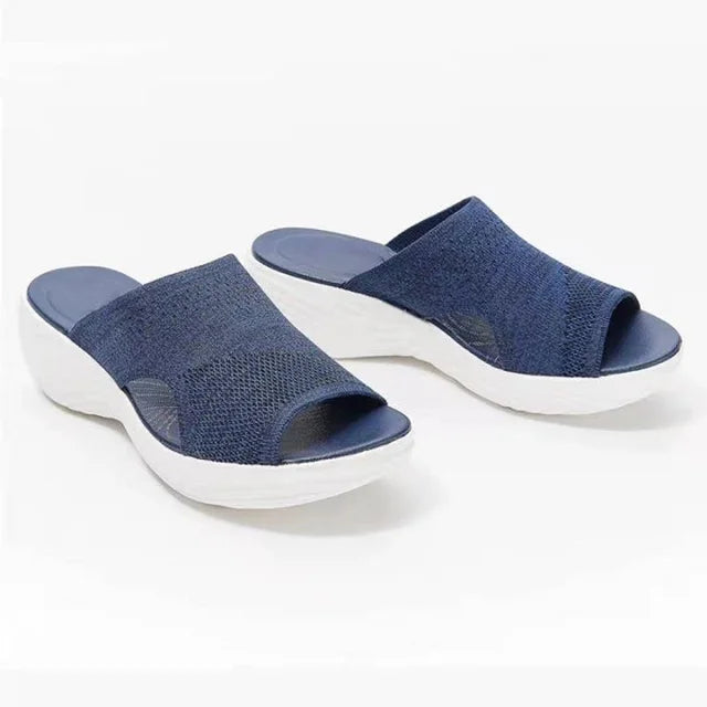Sandali donna blu con zeppa, design traspirante, suola bianca antiscivolo. Calzature estive comode, ideali per passeggiate e tempo libero.