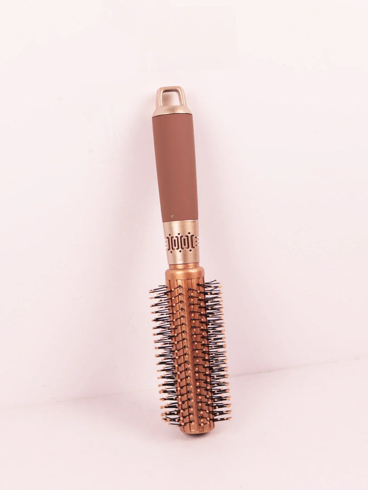 Spazzola termica rotonda in ceramica e setole ioniche, manico ergonomico marrone, ideale per styling capelli lisci e voluminosi.