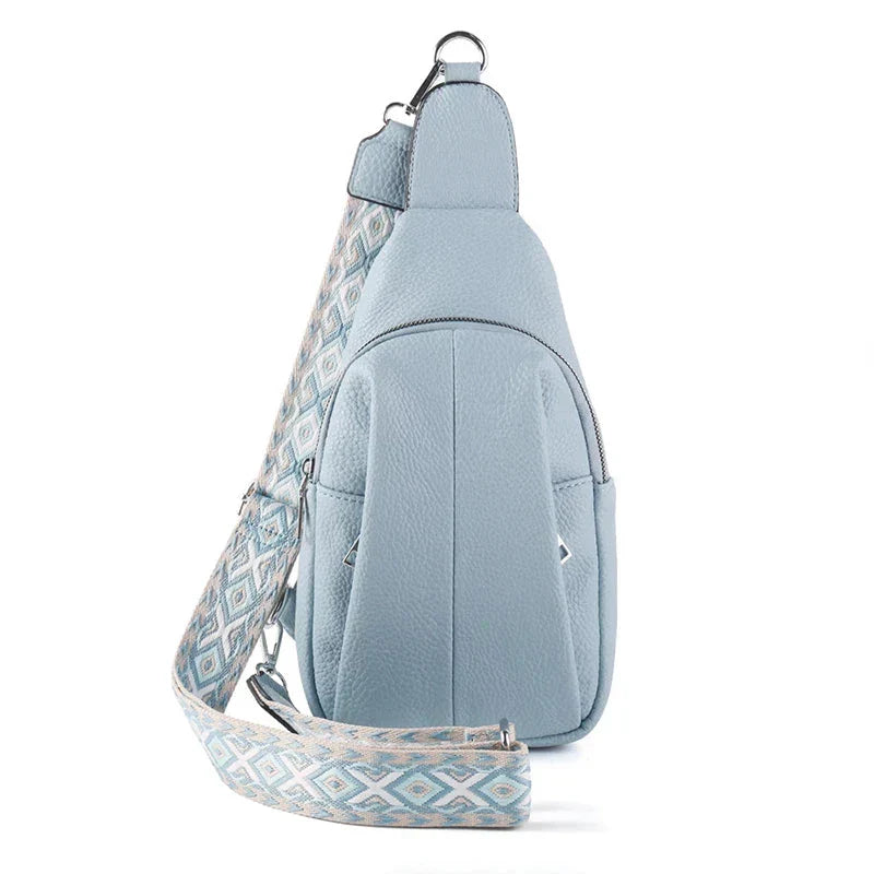 Zaino monospalla in pelle azzurra con tracolla regolabile a motivo geometrico. Design elegante e pratico per moda e comfort quotidiano.