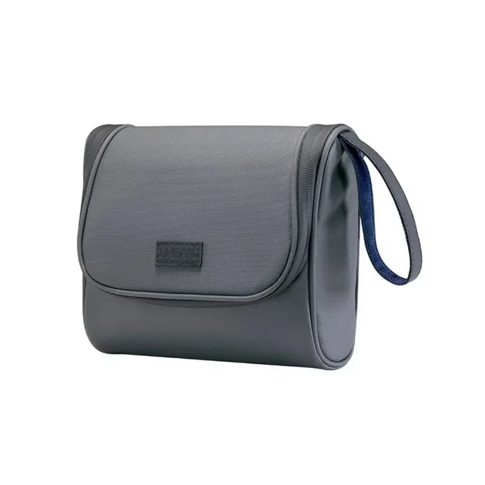 Borsa da toilette grigia in pelle sintetica con manico laterale, design compatto e moderno, ideale per viaggi e organizzazione accessori bagno.