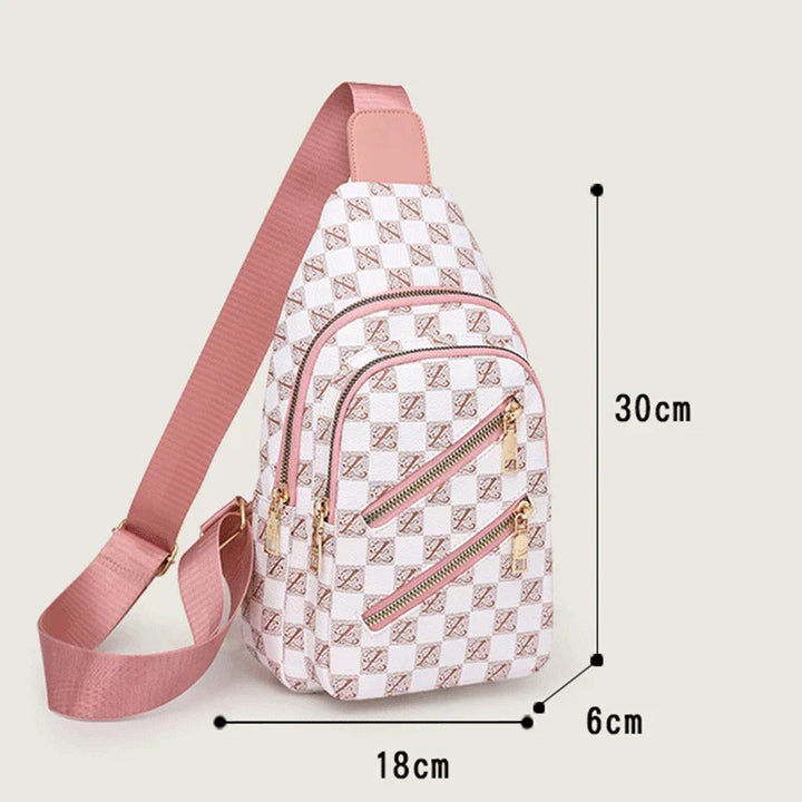 Zaino monospalla donna in pelle bianca e rosa, motivo a scacchi, con cerniere dorate. Dimensioni: 30x18x6 cm. Elegante e pratico per ogni occasione.