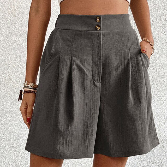 Shorts donna grigi eleganti con bottoni, tasche laterali, tessuto leggero. Ideali per moda estiva, casual chic. Abbigliamento femminile trendy.