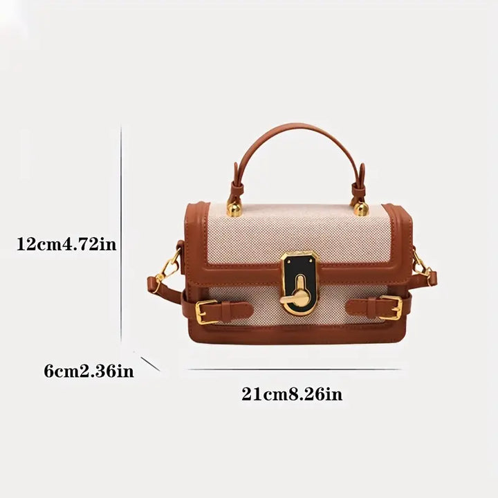 Borsa a tracolla in pelle marrone e tessuto beige, dimensioni 21x12x6 cm, con dettagli dorati e chiusura a fibbia. Elegante e versatile.