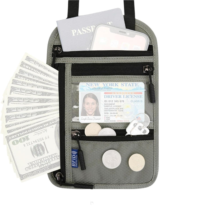 Porta passaporto grigio con tasche multiple, contenente passaporto, smartphone, patente di guida, banconote da 100 dollari e monete. Accessorio da viaggio sicuro.