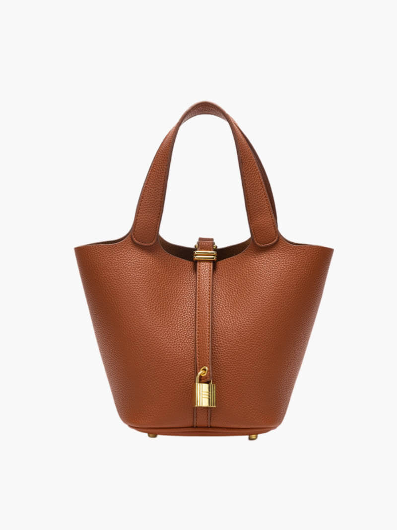 Borsa a secchiello in pelle marrone con chiusura a lucchetto dorato, manici corti. Elegante accessorio moda donna, design moderno e raffinato.