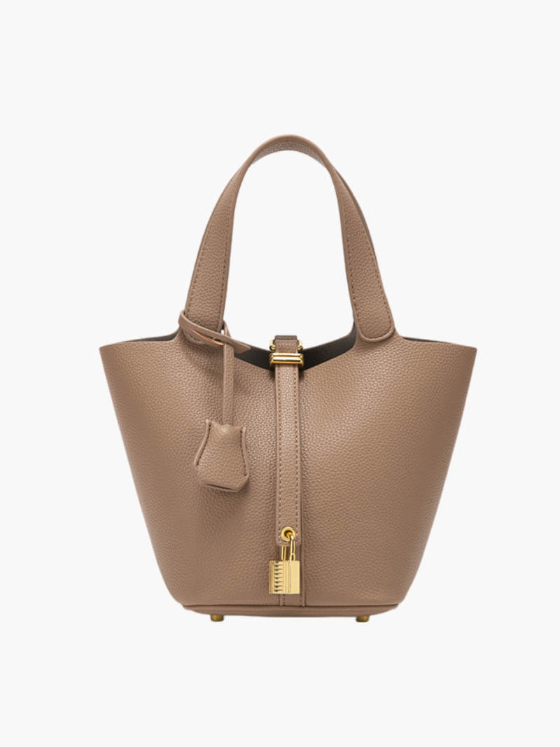 Borsa a secchiello in pelle marrone con chiusura a lucchetto dorato, manici corti, design elegante e moderno. Accessorio moda donna di lusso.