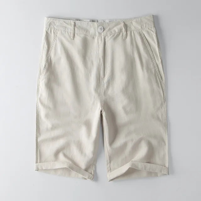 Pantaloncini beige da uomo in cotone, design casual, tasche laterali, chiusura con bottone, ideali per l'estate. Abbigliamento maschile estivo.