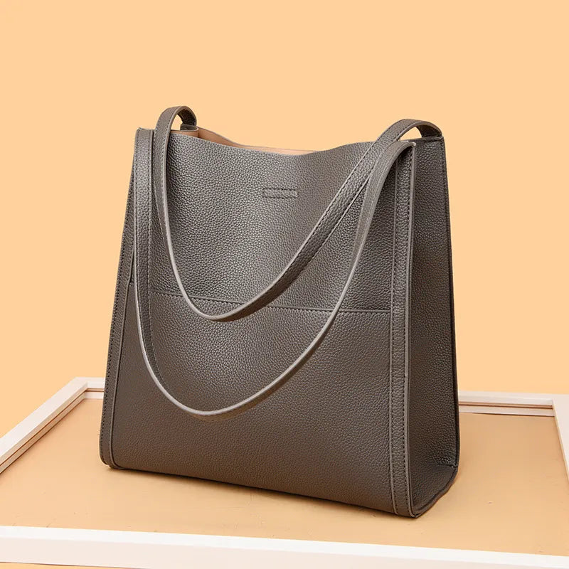 Borsa a spalla in pelle grigia, design elegante e moderno, ideale per donna. Accessorio moda versatile, perfetto per ogni occasione.