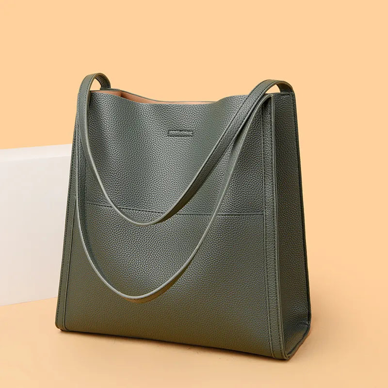 Borsa tote in pelle verde oliva con doppio manico, design elegante e minimalista, perfetta per l'uso quotidiano e occasioni speciali.