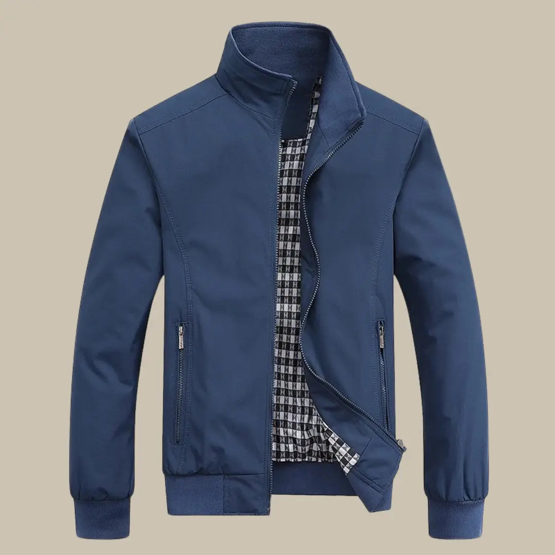 Giacca uomo blu con cerniera, colletto alto e fodera a quadri. Design casual elegante, ideale per autunno e primavera. Tasche laterali con zip.