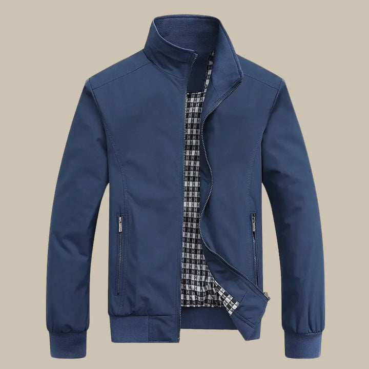 Giacca uomo blu con cerniera, colletto alto e fodera a quadri. Design casual elegante, ideale per autunno e primavera. Tasche laterali con zip.