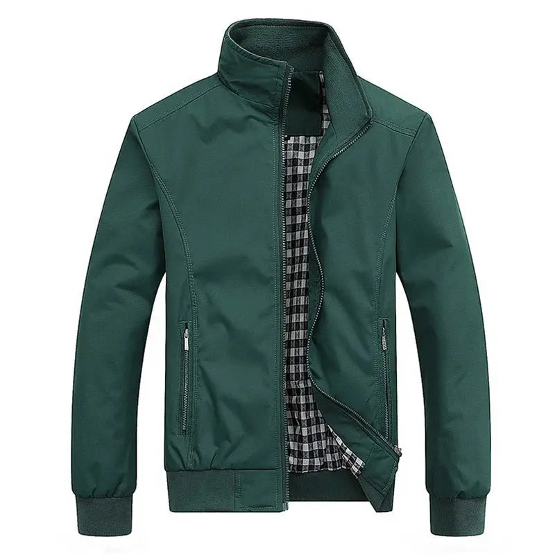 Giacca verde da uomo con cerniera, colletto alto e fodera a quadri. Design casual, ideale per autunno e primavera. Tasche laterali con zip.