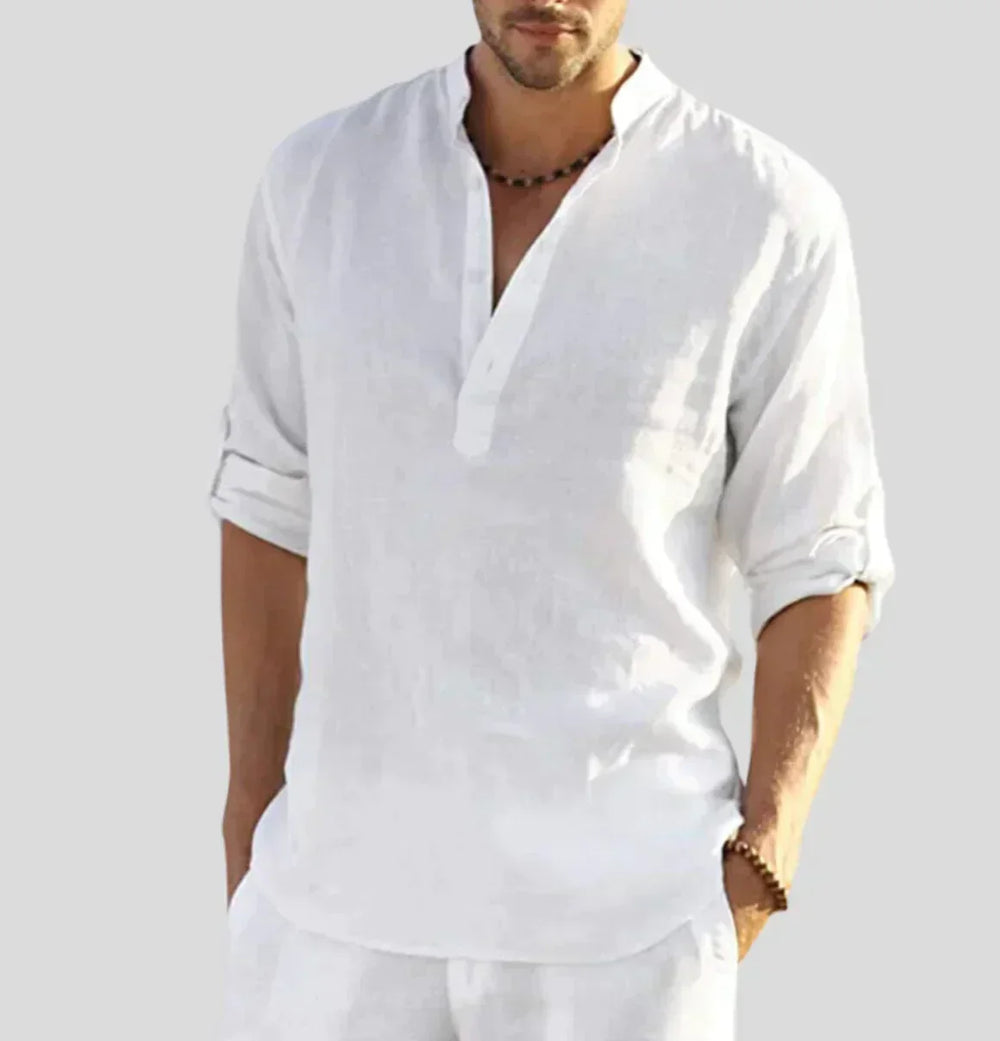 Camicia uomo bianca in lino, maniche lunghe arrotolate, colletto alla coreana, stile casual estivo. Perfetta per look eleganti e rilassati.