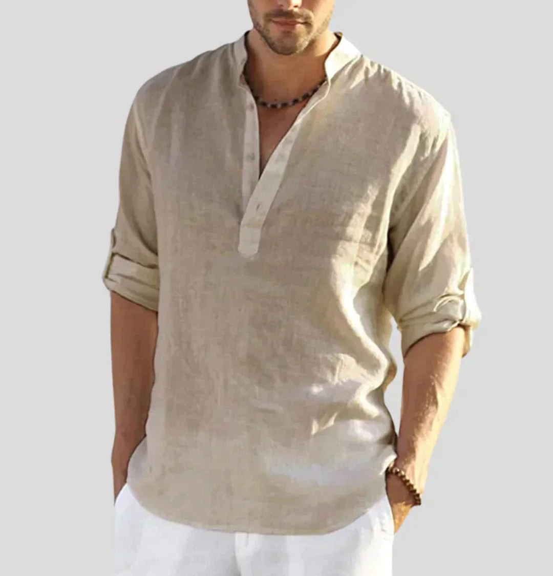Camicia uomo lino beige, maniche lunghe arrotolate, colletto alla coreana, stile casual estivo. Ideale per look eleganti e rilassati.
