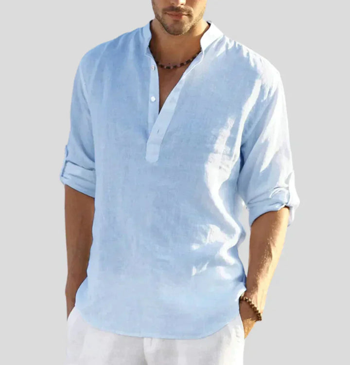 Camicia uomo in lino azzurro, maniche lunghe arrotolate, colletto alla coreana, stile casual estivo.