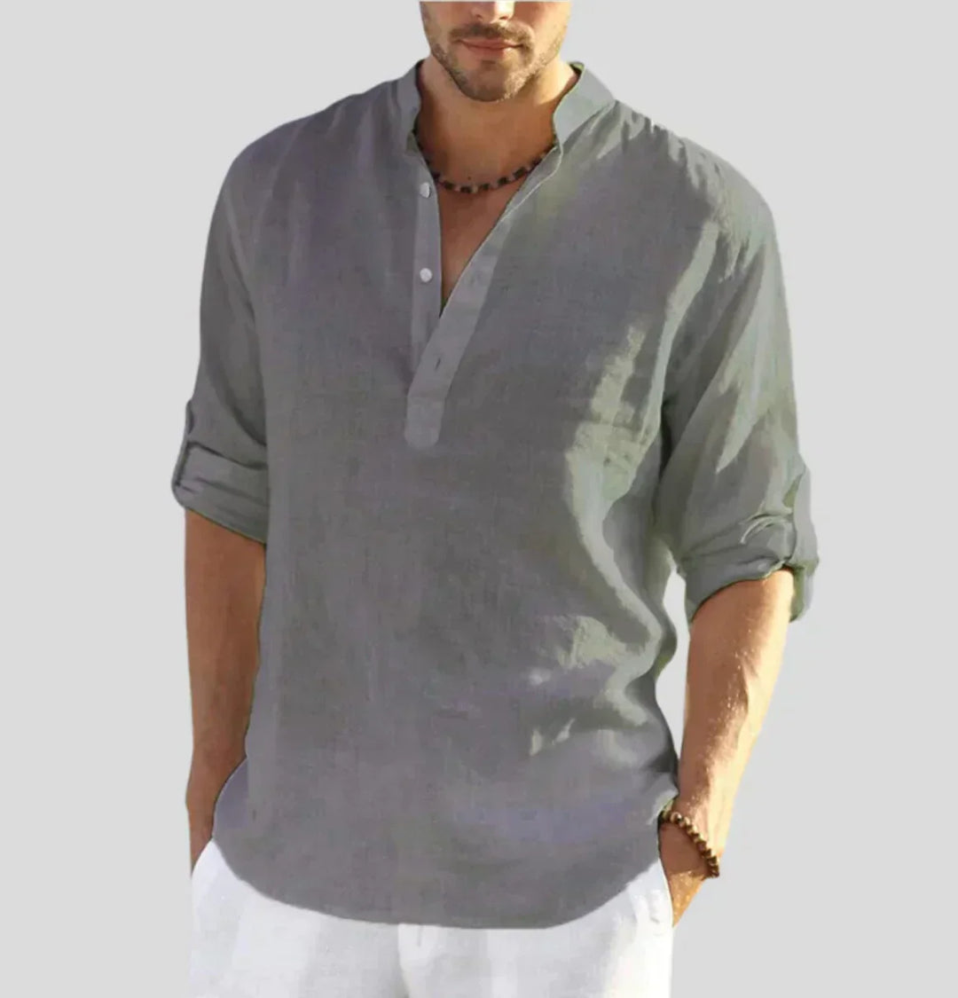 Camicia uomo lino grigio, maniche lunghe arrotolate, colletto alla coreana, stile casual estivo. Ideale per look eleganti e rilassati.