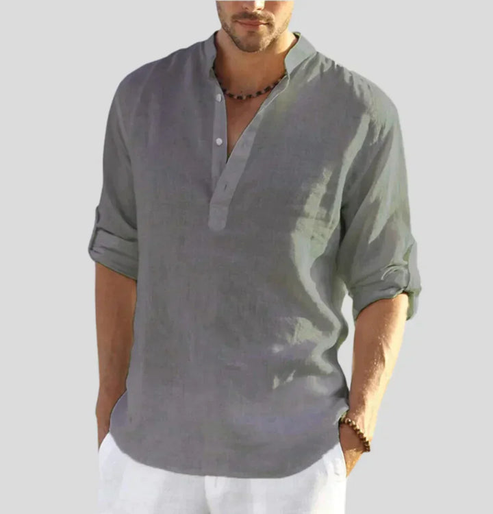 Camicia uomo lino grigio, maniche lunghe arrotolate, colletto alla coreana, stile casual estivo. Ideale per look eleganti e rilassati.