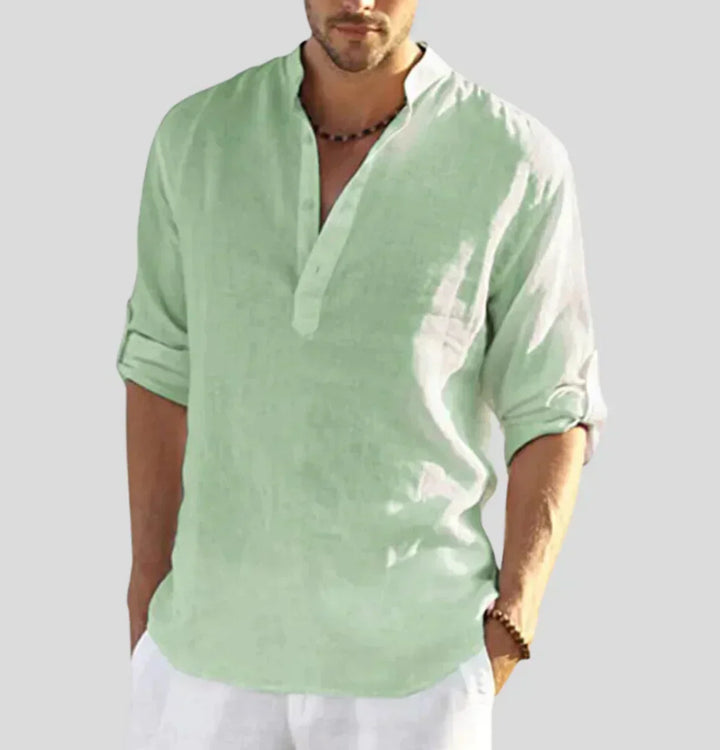 Camicia uomo verde chiaro in lino, maniche lunghe arrotolate, scollo a V, stile casual estivo. Ideale per moda maschile e abbigliamento leggero.