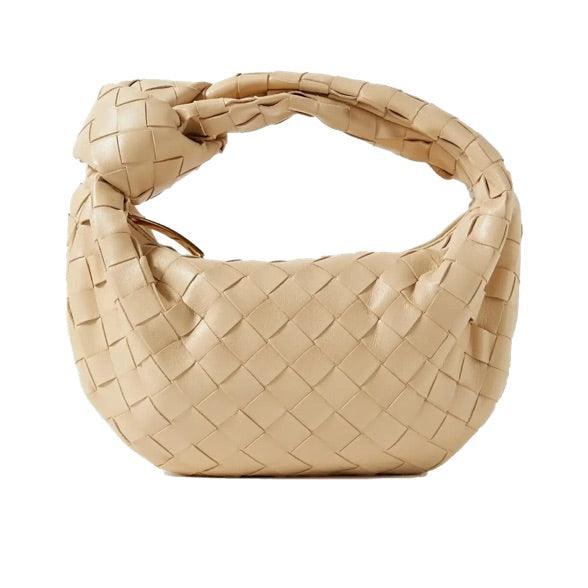 Borsa a mano intrecciata beige, design moderno, pelle di alta qualità, chiusura a nodo, accessorio di moda elegante e versatile.