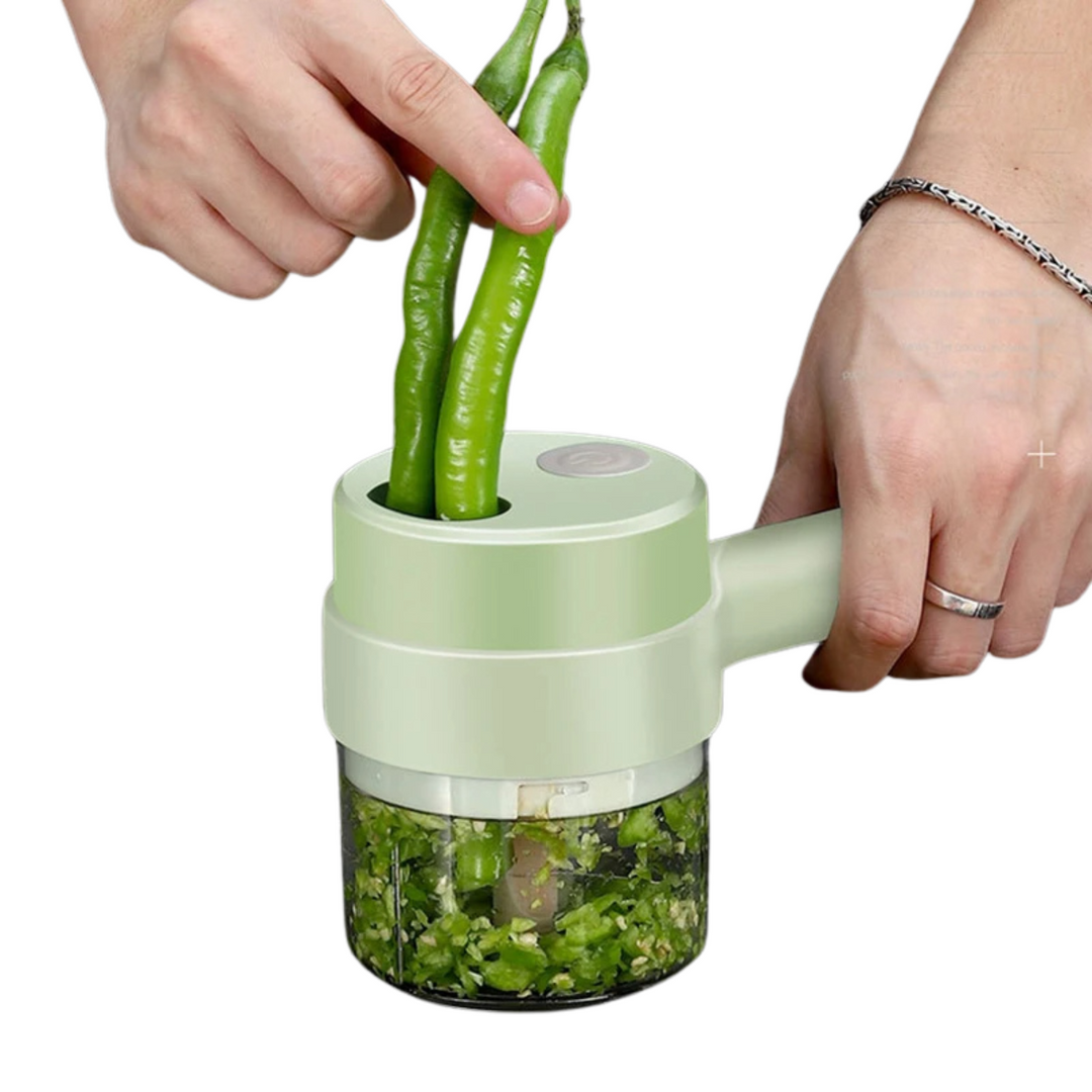 Tritatutto manuale verde con manico, utilizzato per tritare peperoncini verdi freschi. Utensile da cucina compatto ed efficiente.
