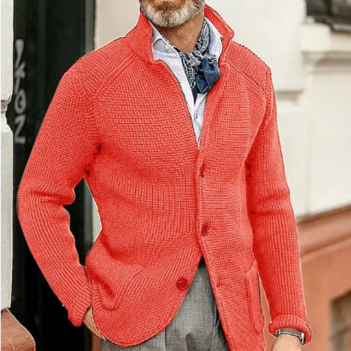Giacca cardigan uomo arancione, maglia a coste, abbinata a camicia bianca e cravatta blu. Moda maschile elegante, stile autunnale casual.