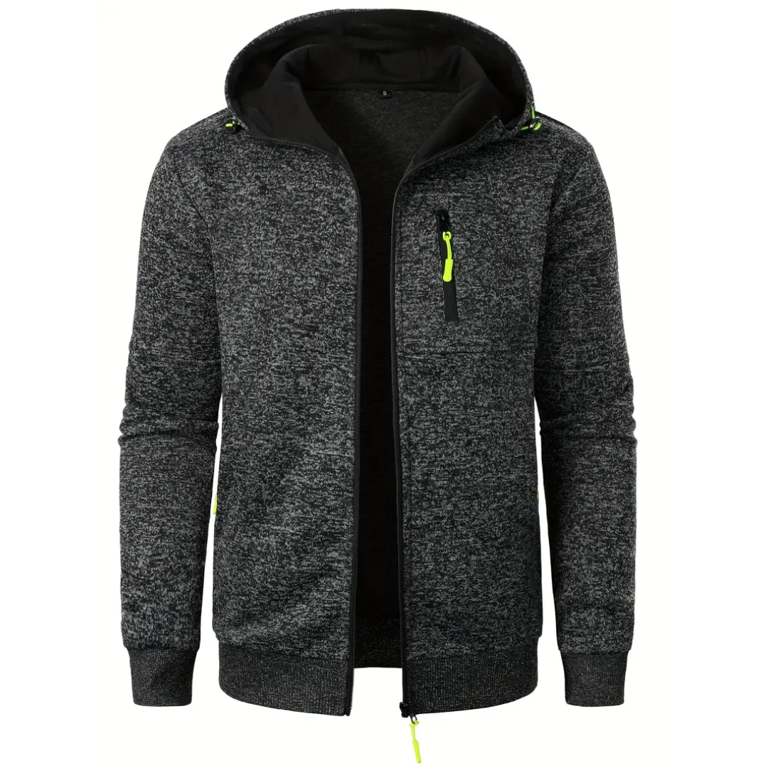 Giacca felpa uomo grigia con cappuccio, zip frontale, dettagli gialli, tasche laterali. Abbigliamento casual, moda autunno-inverno.