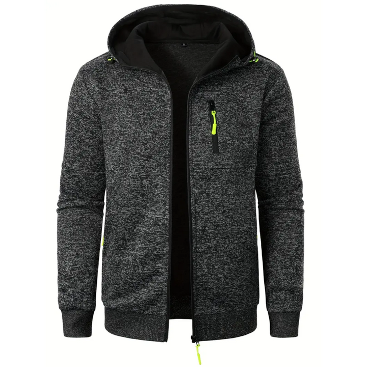 Giacca felpa uomo grigia con cappuccio, zip frontale, dettagli gialli, tasche laterali. Abbigliamento casual, moda autunno-inverno.