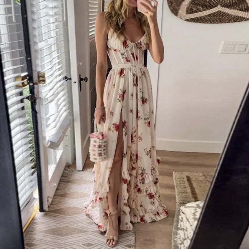 Abito lungo estivo floreale donna, scollatura a V, spacco frontale, colore bianco con fiori rossi, perfetto per occasioni casual ed eleganti.