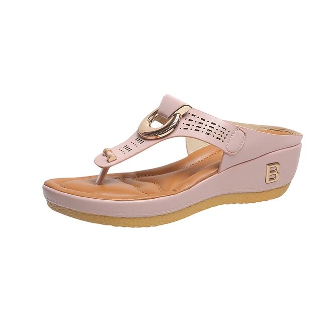 Sandalo infradito donna rosa con zeppa, dettagli dorati e suola antiscivolo. Calzatura estiva elegante e comoda, perfetta per ogni occasione.