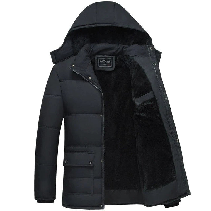 Giacca invernale uomo nera con cappuccio, imbottitura calda, chiusura a zip, tasche frontali, ideale per climi freddi. Moda maschile, abbigliamento esterno.