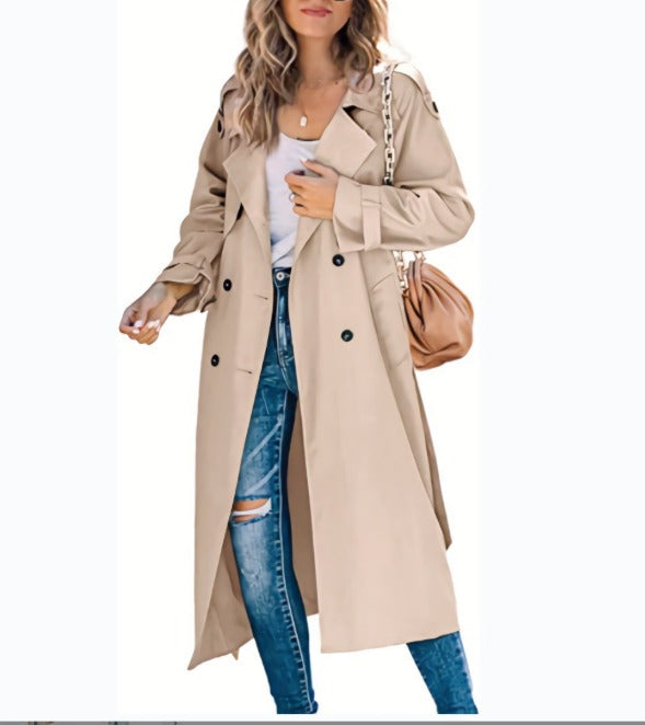 Cappotto trench beige donna, doppio petto, abbinato a jeans strappati e borsa a tracolla. Moda autunnale elegante e casual.
