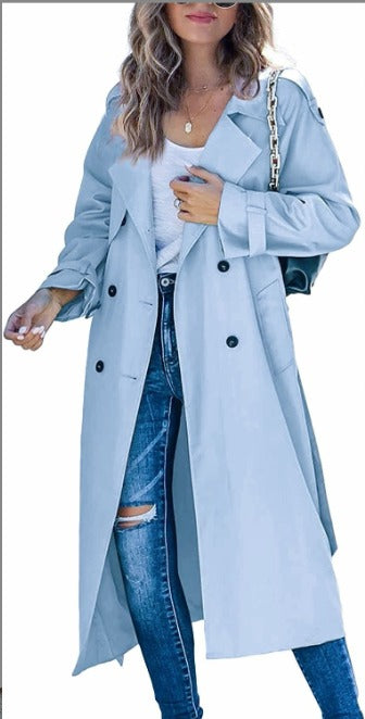 Donna con cappotto trench azzurro, jeans strappati e borsa a catena. Moda autunnale, abbigliamento casual elegante.