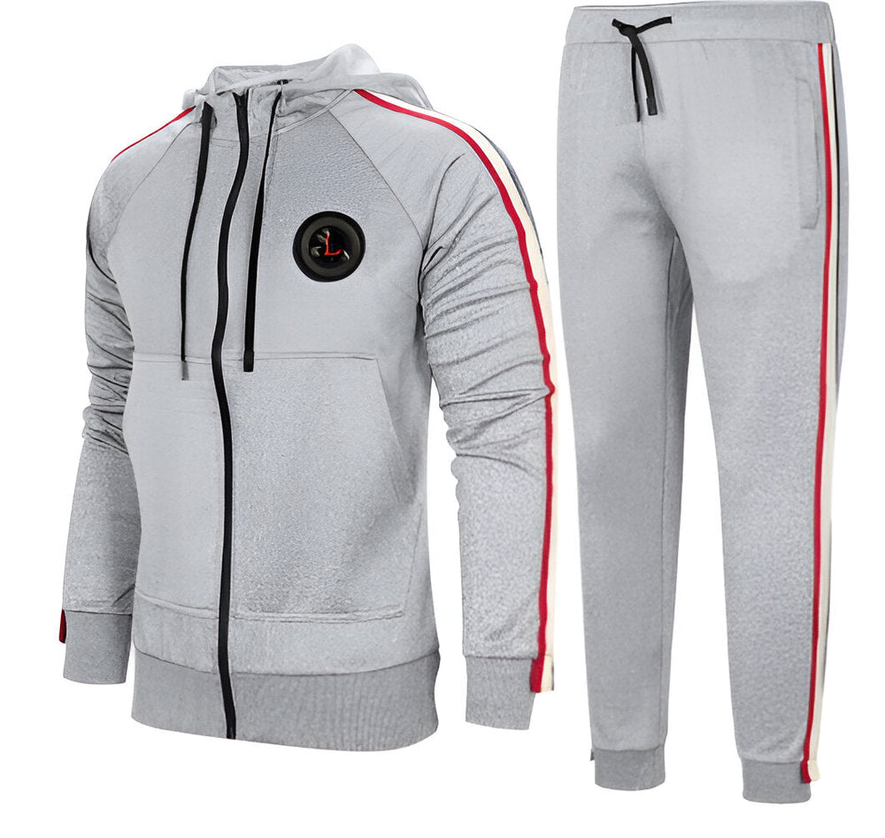 Tuta sportiva grigia da uomo con cappuccio, dettagli a righe rosse e nere, chiusura a zip, pantaloni abbinati. Abbigliamento casual e confortevole.