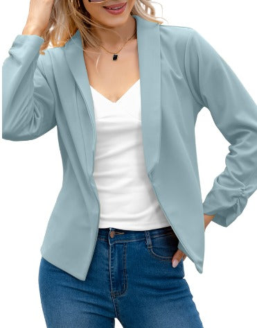 Giacca blazer donna azzurra, elegante e casual, indossata su top bianco e jeans. Moda femminile, abbigliamento versatile per ufficio e tempo libero.